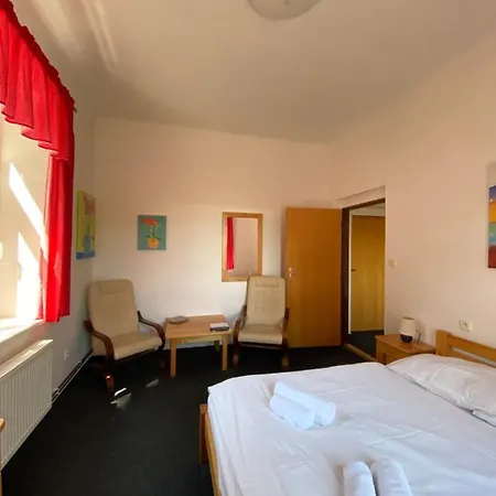 Pod Sikmou Vezi 3* Йичин