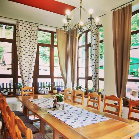 Pod Sikmou Vezi Отель Йичин