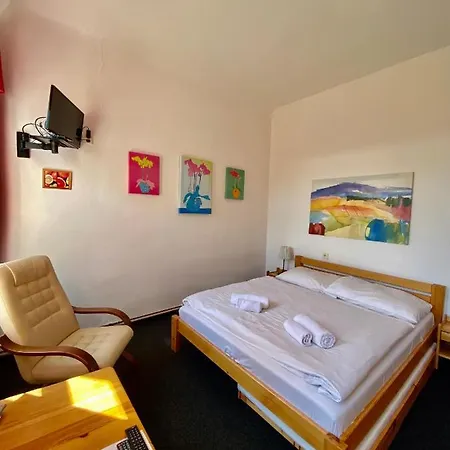 Pod Sikmou Vezi Отель Йичин