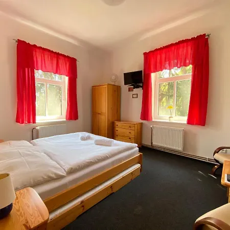 Отель Pod Sikmou Vezi Йичин