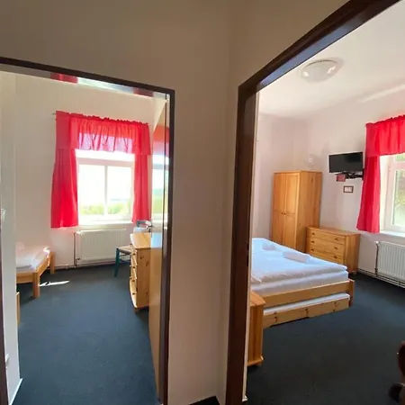 Pod Sikmou Vezi Отель Йичин