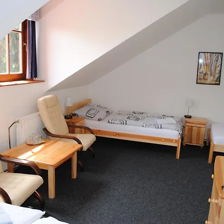 Pod Sikmou Vezi Отель Йичин