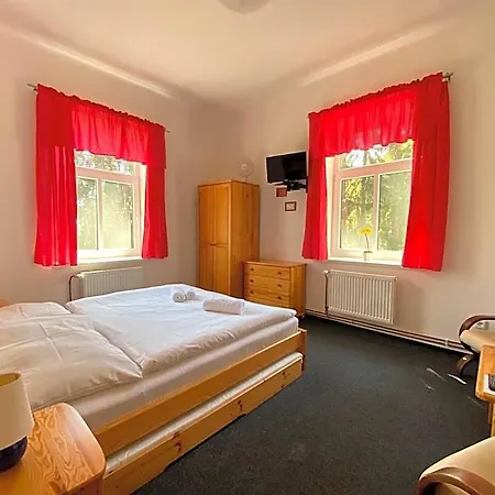 Pod šikmou Věží Hotel 3*